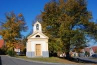 Kaple sv. Isidora na místní návsi.