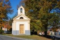 Kaple svatého Isidora na návsi.