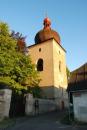 Hranolová zvonice u Mariánského kostelíku.