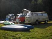 Sraz legendárních vozů Volkswagen Transporter ve zdejším kempu.