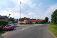 Náves v Bratronicích.