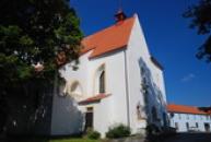 Kostel sv. Martina od náměstí.