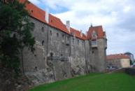 Jižní část hradu s věží Jelenkou.