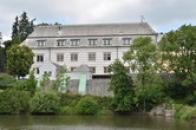 Zdoben psaníčkovými sgrafity.