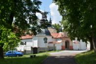 Ukryt v malebném okolí.