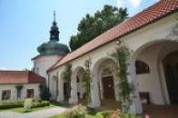 Ambit ze dvora kláštera.