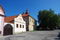 Domy na zdejší návsi.