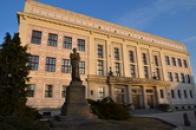 Budova gymnázia.