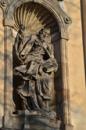Socha ma průčelí kostela sv. Petra a Pavla.