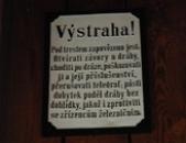 Dobová výstražná tabule.