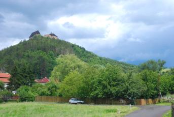 Hrad Točník na Berounsku - Pohled z podhradí.