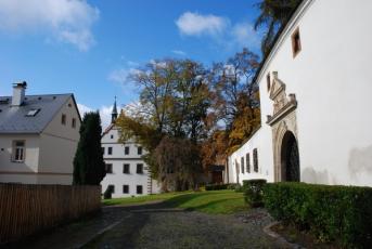 Benešov nad Ploučnicí na Děčínsku - Ulice Zámecká.
