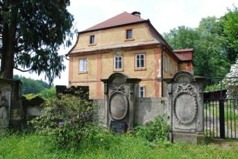 Krásná Lípa na Děčínsku - Německé náhrobky u kostela sv. Máří Magdaleny.

