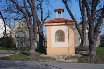 Čelechovice - Kaple se sakrálními skulpturami z 19. století.
