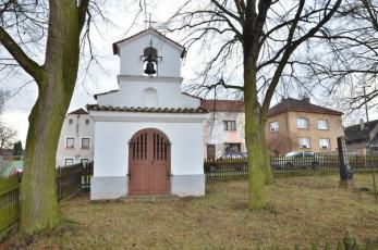Jedomělice na Kladensku - Kaplička na návsi.