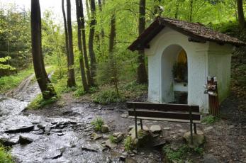 Žlábek na Kladensku - Zastavení u dávné kapličky.