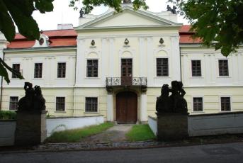 Peruc na Lounsku - Trojkřídlý rokokový zámek v Peruci.
