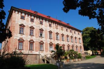 Libochovice na Litoměřicku - Pohled na zámeckou budovu z parku.
