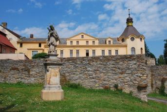 Česká Skalice - Socha poblíž Muzea Boženy Němcové.