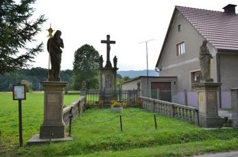 Křinice na Náchodsku - Sousoší Ukřižování se sochami svatého Jana Křtitele a svaté Barbory.