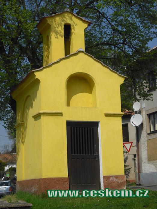 Kaplička se zvonicí.
