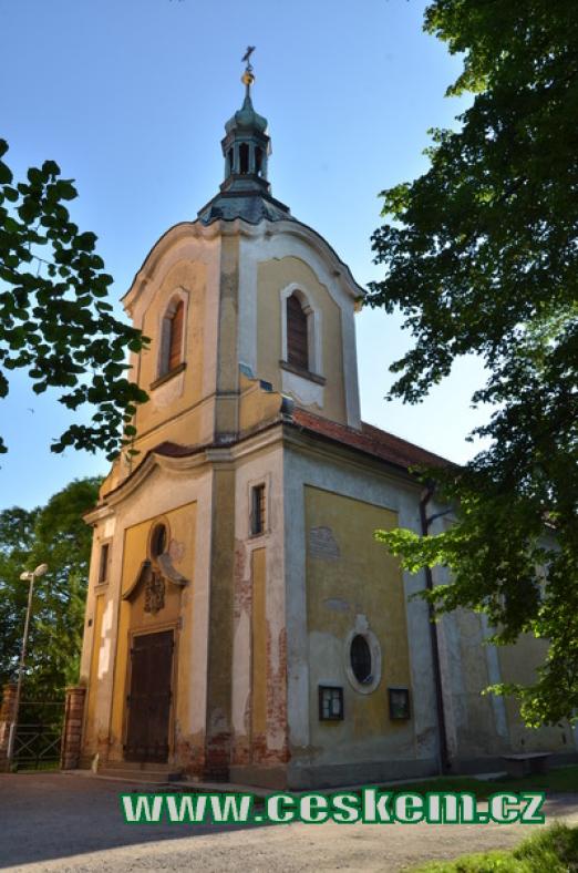 Věž kostela sv. Petra a Pavla.