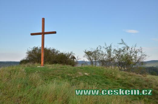 Kříž na místě, kde byl nalezen poklad.