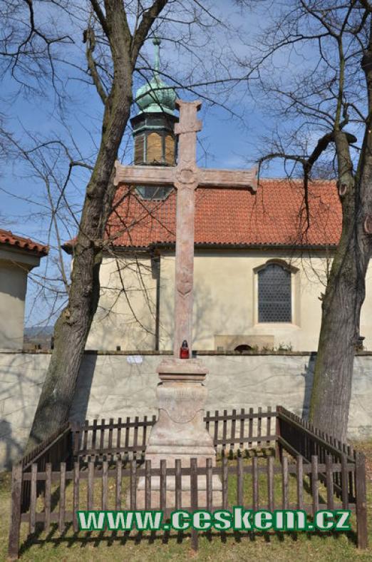 Kříž před kostelem sv. Jana Nepomuckého.
