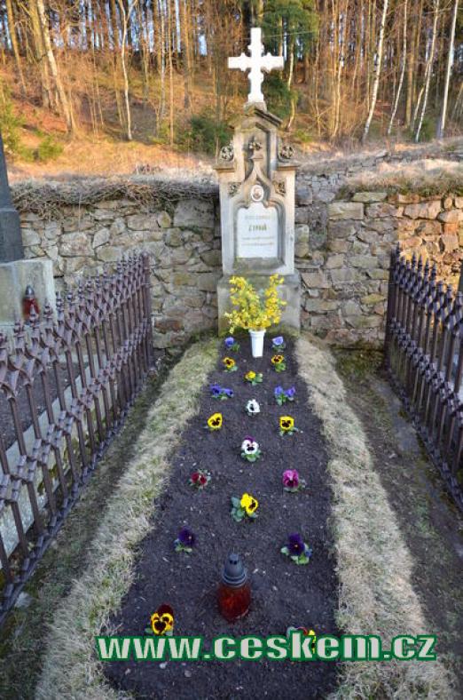 Hrob J. L. Zvonaře na zdejším hřbitově.