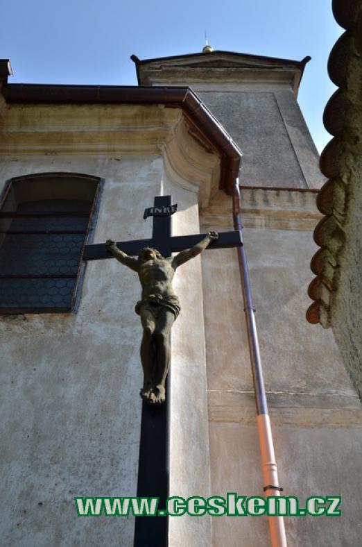 Kříž u kostela sv. Rocha.