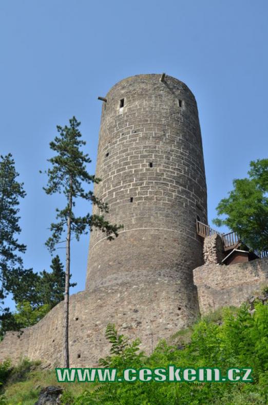 Pohled na věž dávného hradu.