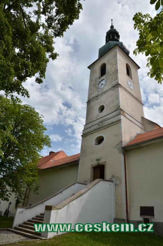 Věž kostela sv. Jana Nepomuckého.