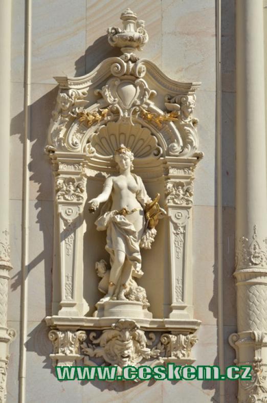 Detail sochy na kolonádě.