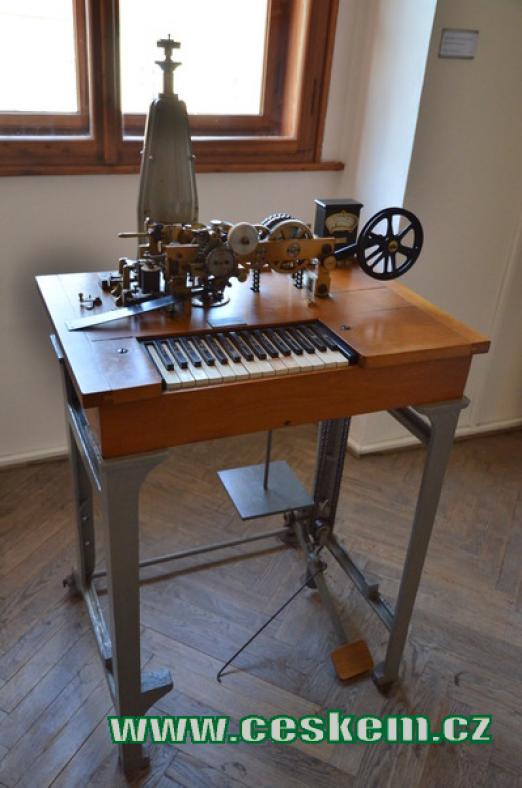 Hughesův telegrafní přístroj.