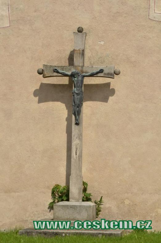Kříž u kostela Panny Marie.