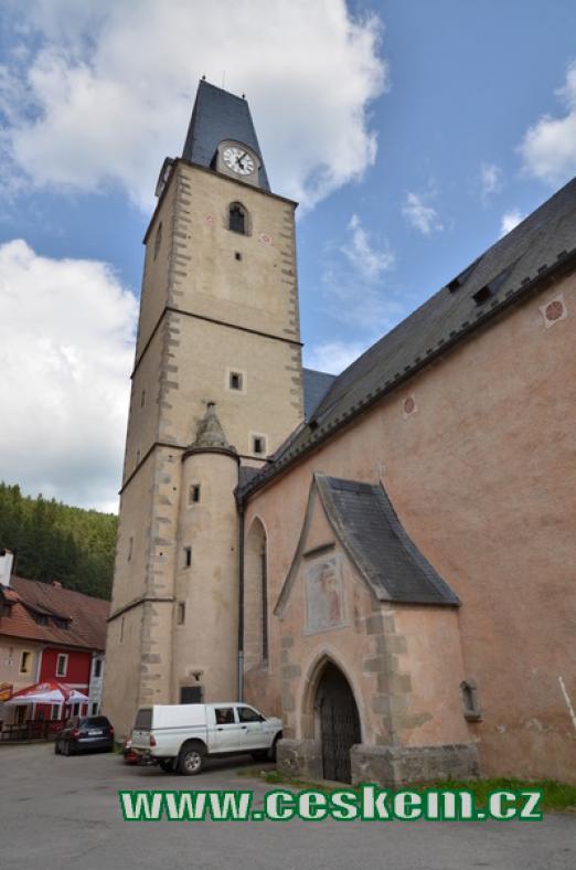 Věž kostela Panny Marie.