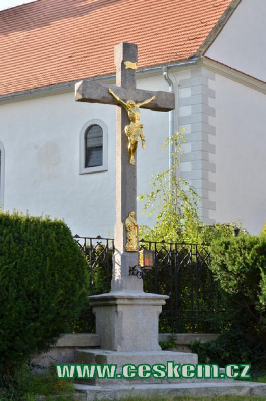 Kříž před kostelem.