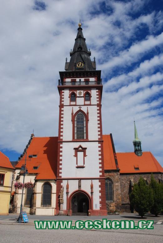 Městská věž a kostel Nanebevzetí Panny Marie.