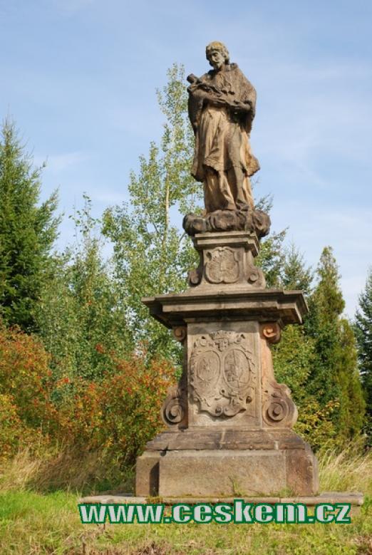 Barokní socha nedaleko místního hřbitova.
