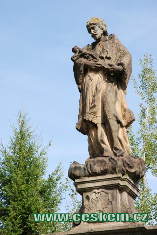 Barokní socha u místního hřbitova.
