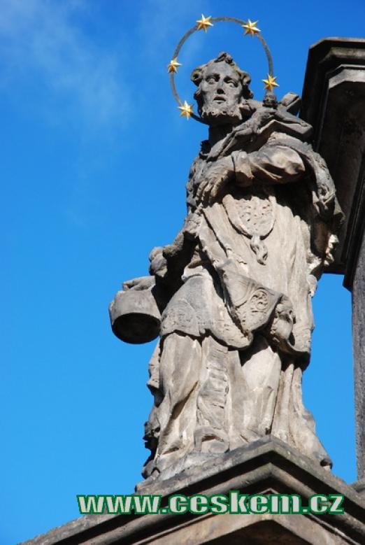 Detail sloupu se sochou Panny Marie na náměstí Míru.
