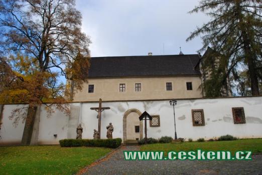 Horní zámek vystavěný ve stylu saské pozdní gotiky.
