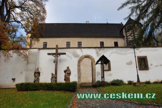 Horní zámek ve stylu saské pozdní gotiky.
