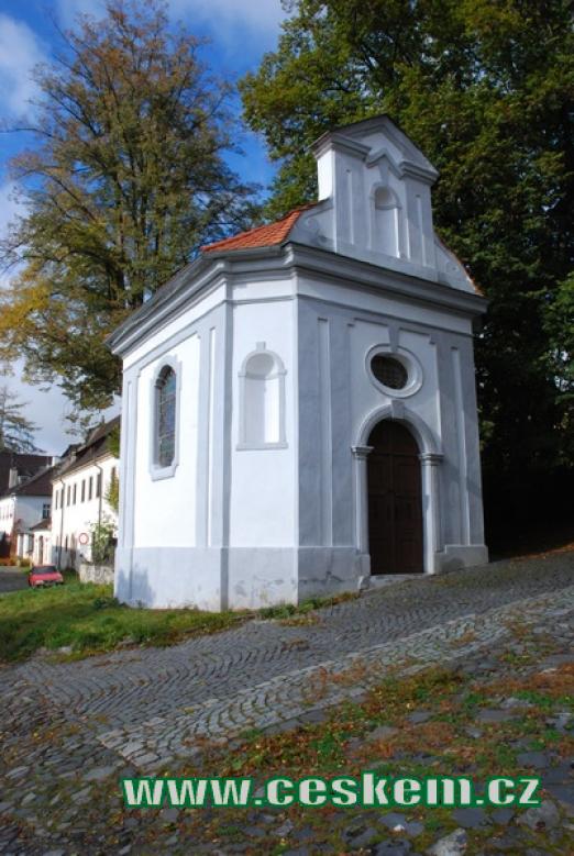 Kaple u kostela Povýšení sv. Kříže v Benešově nad Ploučnicí.
