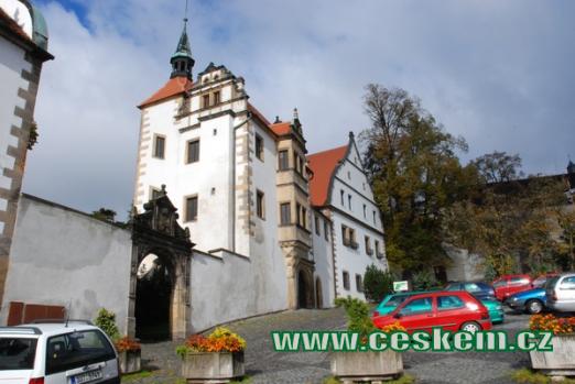 Dolní zámek postavený renesančně.
