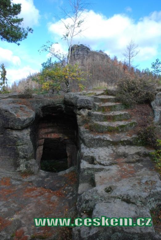 Zbytky skalního hradu nedaleko Jetřichovic.
