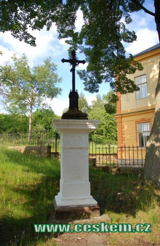 Tímto křížkem vítá Mezná na cestě od soutěsek.