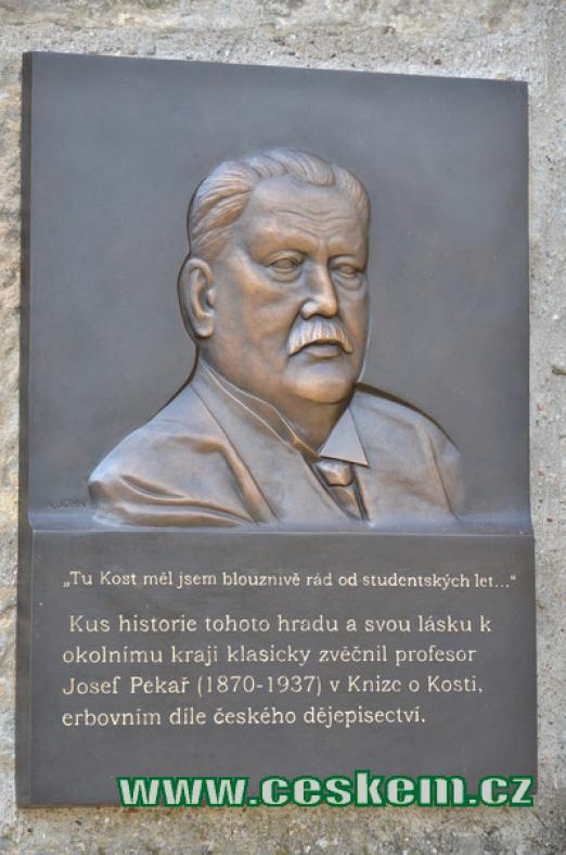 Památní deska Josefa Pekaře.