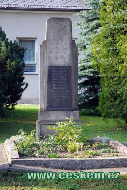 Památník padlých v Hatíně.