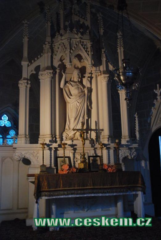 Oltář v kapli situovaný k jihu.